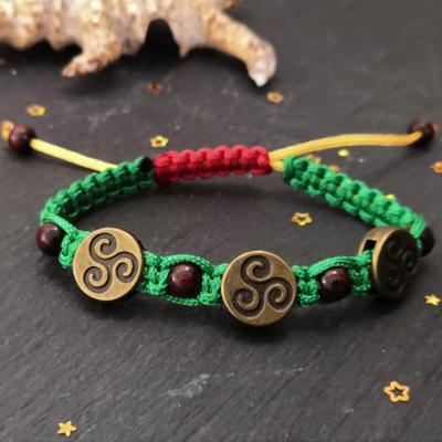 bracelet celtique vert, jaune, rouge, perle triskell