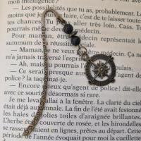 Marque page boussole en bronze 2 perles lave noire 4 
