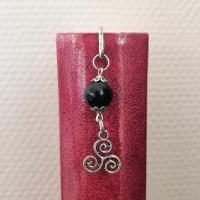 Marque page triskell perle ronde noire en verre 2 