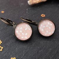 Motif blanc sur fond rose boucle d oreille en bronze modele 1 2 