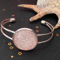 Motif blanc sur fond rose bracelet en metal 1 