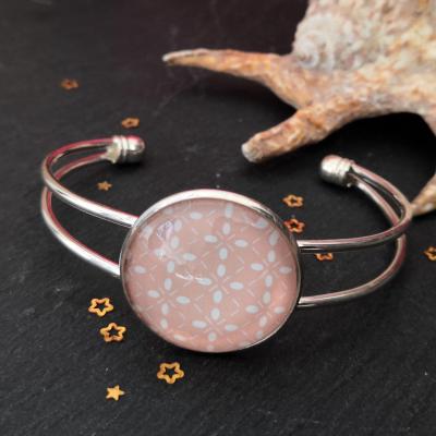 Motif blanc sur fond rose bracelet en metal 2 