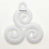 Pendentif acrylique triskel blanc