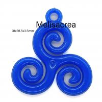 Pendentif acrylique triskel bleu marine mesure