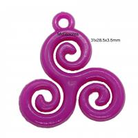 Pendentif acrylique triskel mauve mesure