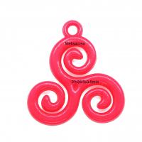 Pendentif acrylique triskel rose fuschis 