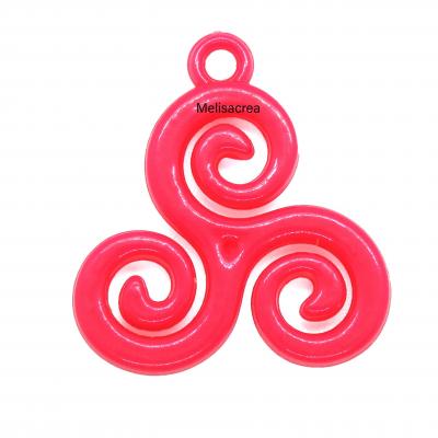 Pendentif acrylique triskel rose fuschsia