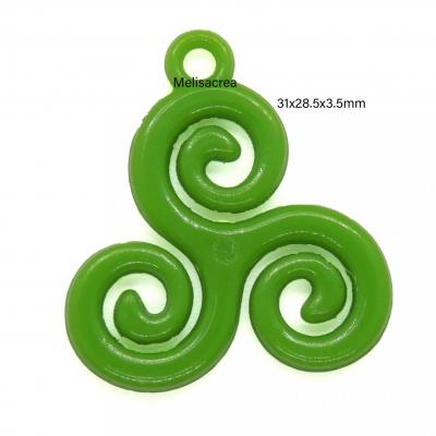 Pendentif acrylique triskel vert mesure