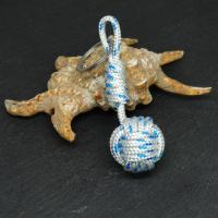 Pomme de touline blanc et bleu 4 rangs porte cles marin 24 