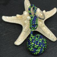 Porte cles pomme de touline bleu marine jaune et vert fluo 1 