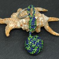 Porte cles pomme de touline bleu marine jaune et vert fluo 3 