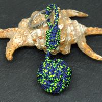 Porte cles pomme de touline bleu marine jaune et vert fluo 4 