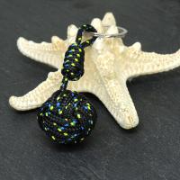 Porte cles pomme de touline noir a points bleu et jaune 1 